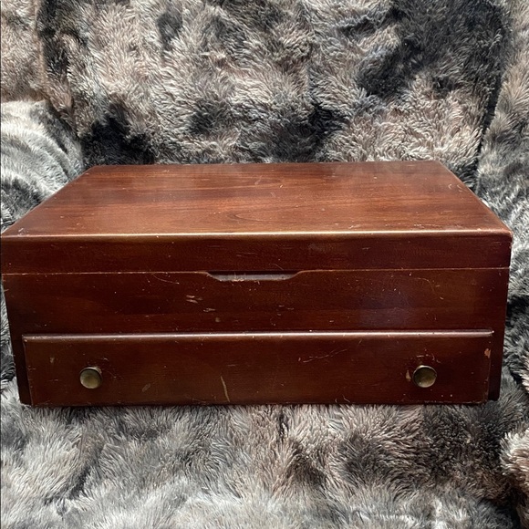Nobility Vintage Wooden cutlery box with burgundy Velvet like Interior - Picture 11 of 16